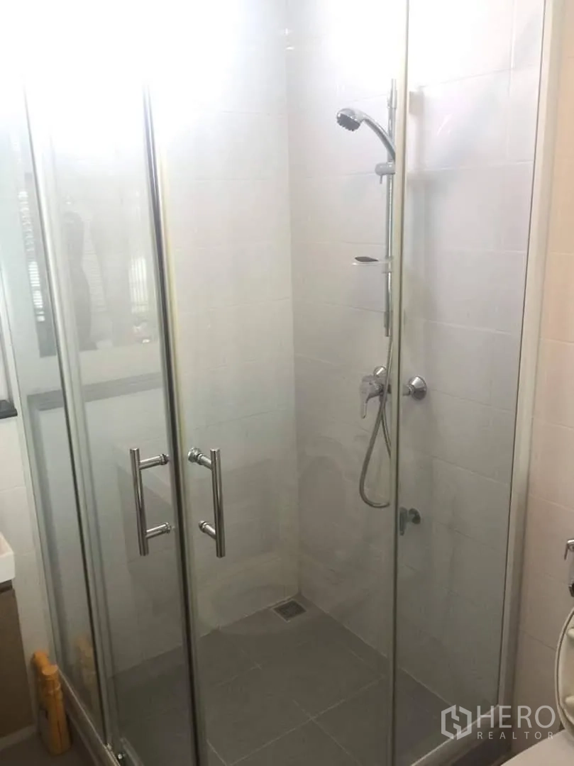 ทาวน์เฮาส์ ให้เช่าหรือขายในLat Phrao, Bangkok - ห้องอาบน้ำกระจกพร้อมฝักบัวมือถือและผนังกระเบื้องสีขาว