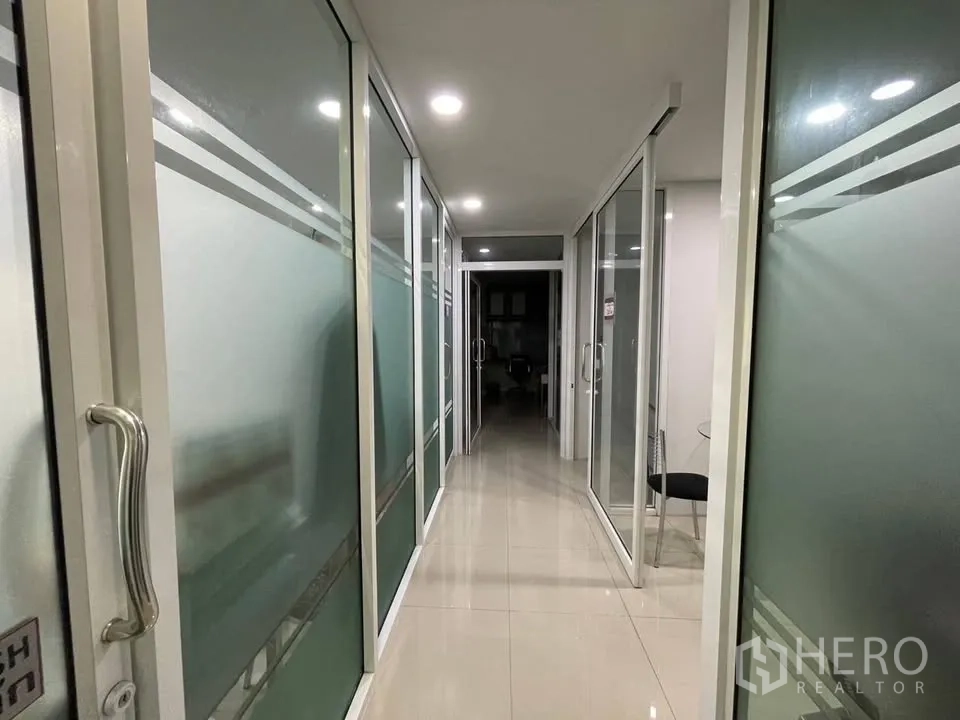 店屋 for sale in Prawet, Bangkok - 走廊两侧为推拉玻璃门与磨砂玻璃面板。