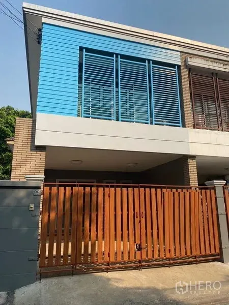 Townhouse for rent in Khlong Toei, Bangkok - Phra Khanong townhouse exterior with blue louvered façade and wooden gate in Khlong Toei, Bangkok