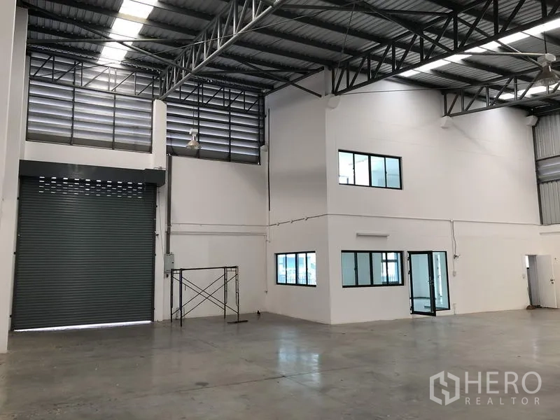 工厂 出租或出售在Pathum Thani - 空置仓库区，超高卷闸门与内置两层办公室。