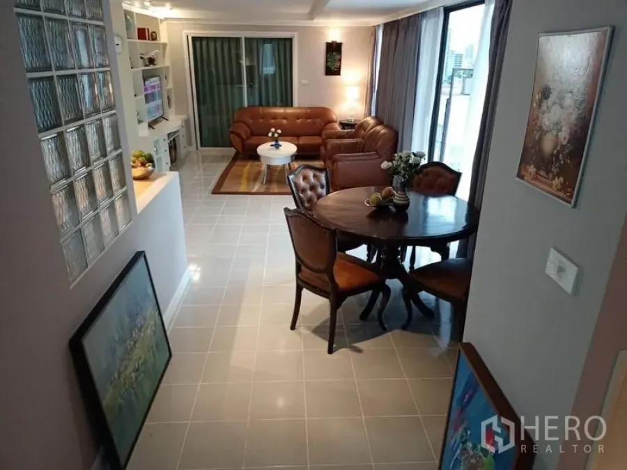 คอนโด ให้เช่าหรือขายในWatthana, Bangkok - มุมรับประทานอาหารโต๊ะกลมเชื่อมสู่ห้องนั่งเล่นและประตูกระจกสู่ระเบียง