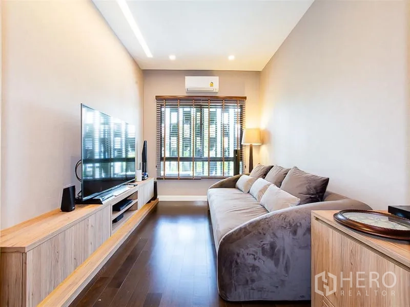 独立式住宅 出租或出售在Prawet, Bangkok - 家庭影音室，沙发、电视柜与木地板