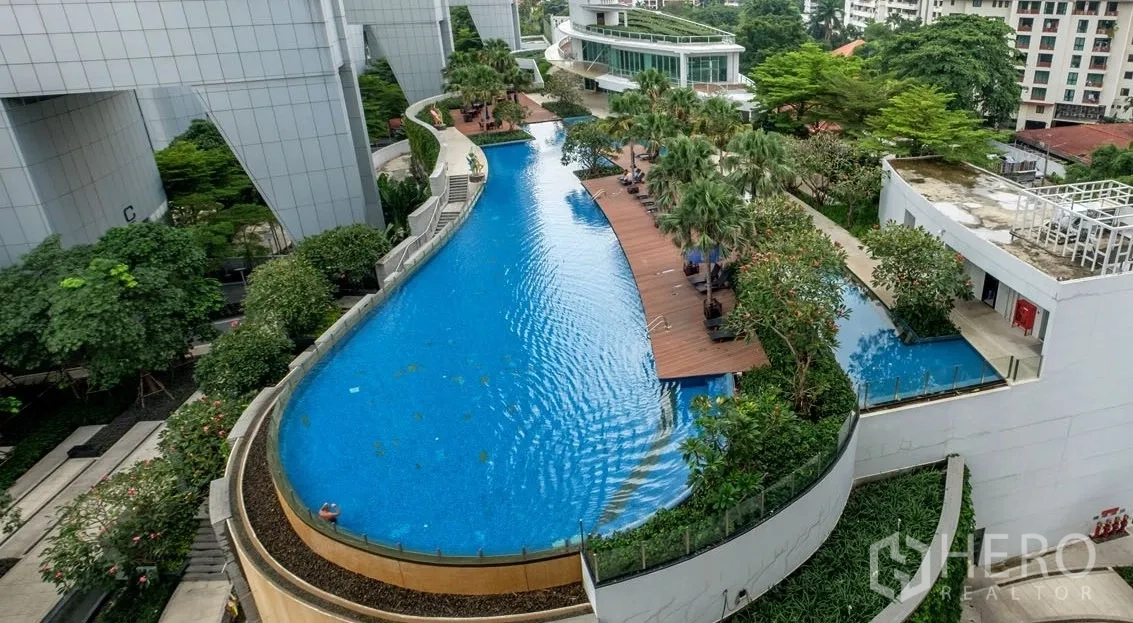 คอนโด ให้เช่าหรือขายในKhlong Toei, Bangkok - ส่วนกลางคอนโดที่มีสระว่ายน้ำขนาดยาวสไตล์รีสอร์ต ทางเดินไม้ และสวนสวย