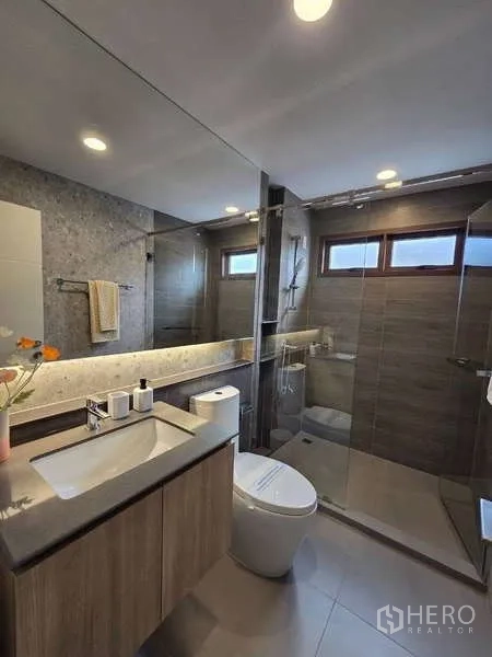 独立式住宅 出租在Bang Kapi, Bangkok - 现代浴室，长镜、玻璃淋浴房与雨淋花洒。