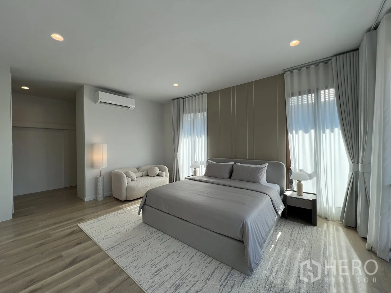 Detached House for rent or sale in Bang Kapi, Bangkok - Master bedroom corner with sofa seating and abundant natural light.