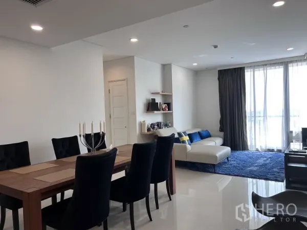 คอนโด ให้เช่าหรือขายในKhlong Toei, Bangkok - พื้นที่นั่งเล่นและรับประทานอาหารแบบเปิดโล่ง หน้าต่างบานใหญ่ แสงไฟโมเดิร์น