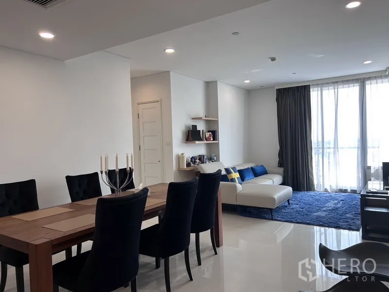 คอนโด ให้เช่าหรือขายในKhlong Toei, Bangkok - พื้นที่นั่งเล่นและรับประทานอาหารแบบเปิดโล่ง หน้าต่างบานใหญ่ แสงไฟโมเดิร์น