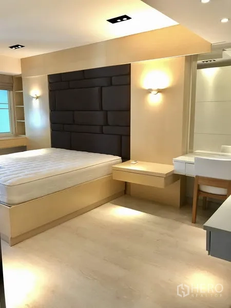 คอนโด ให้เช่าในWatthana, Bangkok - มุมรับประทานอาหารใต้โคมระย้า หันหน้าไปยังผนังทีวีและโซฟาในพื้นที่โอเพ่นแพลน