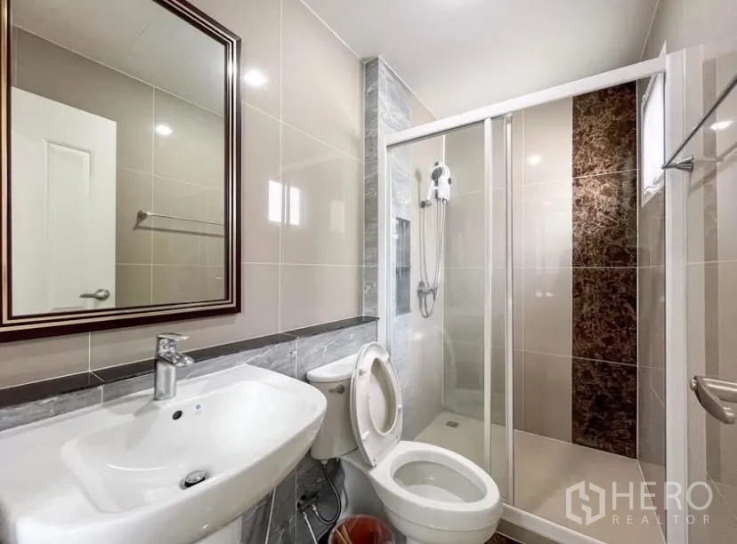 独立式住宅 出租在Chom Thong, Bangkok - 洁净卫生间，玻璃淋浴、白色台盆与中性色瓷砖。