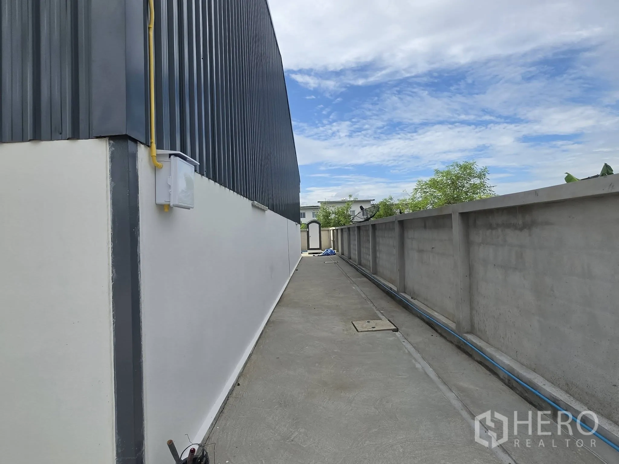 โกดัง for rent in Mueang Samut Prakan, Samut Prakan - ทางเดินด้านข้างอาคารโกังพร้อมกำแพงรอบและท่อสาธารณูปโภค