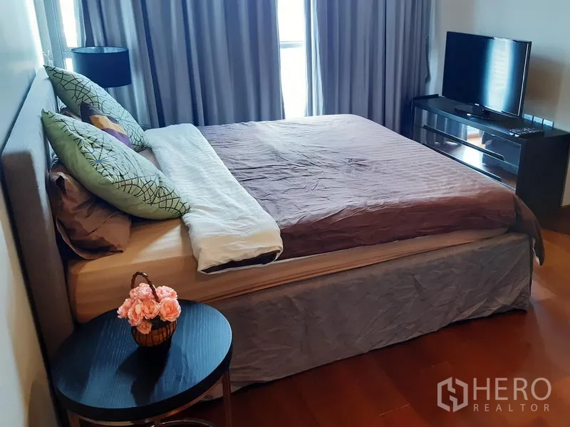 คอนโด ให้เช่าในWatthana, Bangkok - ห้องนอนที่สองเตียงคู่ โต๊ะข้างเตียง และชั้นวางทีวีติดหน้าต่าง