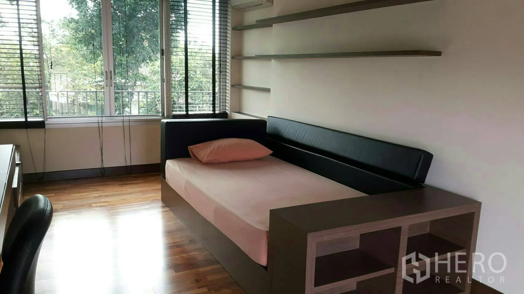 บ้าน ให้เช่าหรือขายในPrawet, Bangkok - ห้องนอนเดี่ยวขนาดกะทัดรัด ชั้นวางบิวท์อิน โต๊ะทำงาน และหน้าต่างบานใหญ่