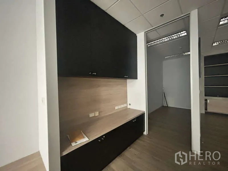 สำนักงาน ให้เช่า - ตู้เก็บของบิลท์อินพร้อมเคาน์เตอร์โทนสีกลาง