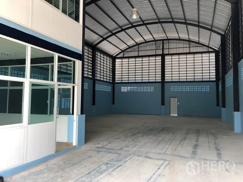 工厂 出租或出售在Bang Bua Thong, Nonthaburi - 一层办公室入口，旁连大跨度生产区域。
