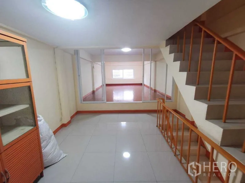 อาคารพาณิชย์ ให้เช่าในSuan Luang, Bangkok - ห้องอเนกประสงค์มีผนังกระจกและทางขึ้นบันได