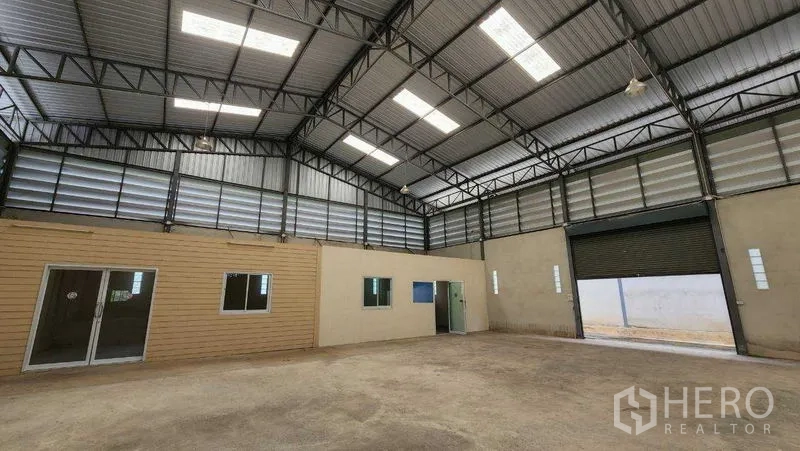คลังสินค้า ให้เช่าในChon Buri - โกดังสแปนกว้าง เพดานสูง พร้อมห้องออฟฟิศและประตูโหลดสินค้าขนาดใหญ่