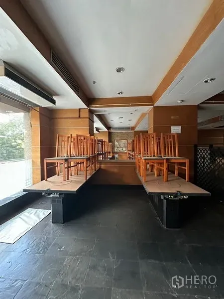 零售空间 出租在Yan Nawa, Bangkok - 木饰面抬高座位区，配大镜面，面向店面采光。