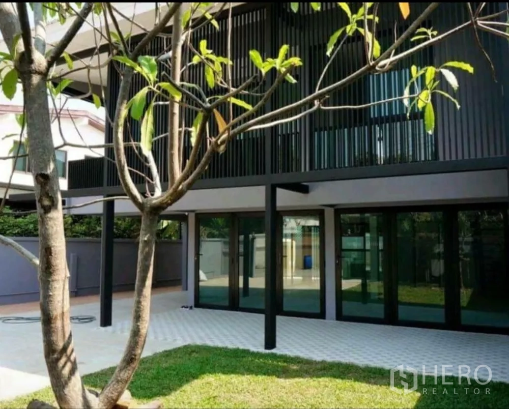 สำนักงานที่บ้าน ให้เช่าในLat Phrao, Bangkok - ด้านหน้ากระจกบานใหญ่เชื่อมเฉลียงและสนามหญ้าพร้อมต้นไม้