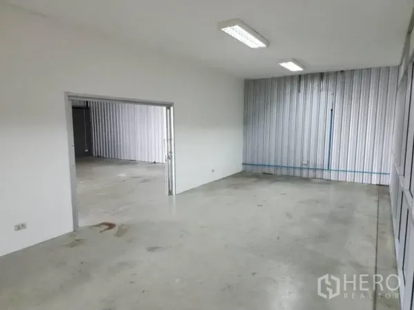 คลังสินค้า ให้เช่าในKhlong Sam Wa, Bangkok - ห้องออฟฟิศผนังขาว พื้นคอนกรีต เปิดเชื่อมต่อพื้นที่โกดัง