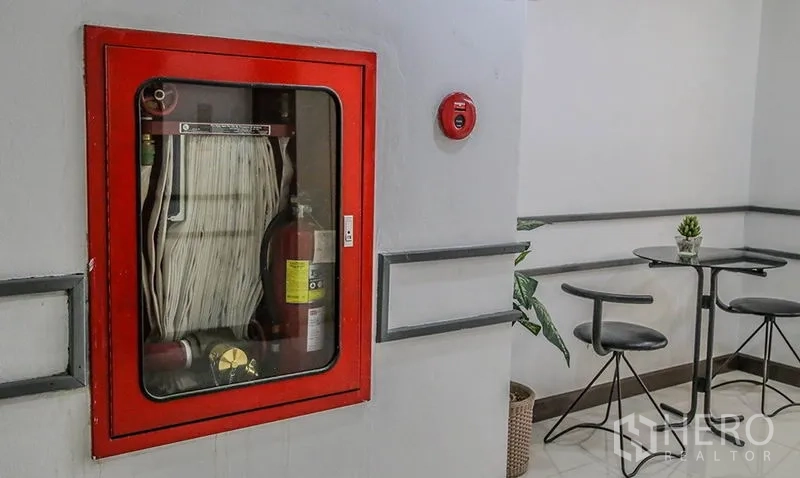 สำนักงาน ให้เช่าในBang Na, Bangkok - ตู้สายฉีดน้ำดับเพลิงสีแดงและถังดับเพลิง ใกล้มุมที่นั่งพัก