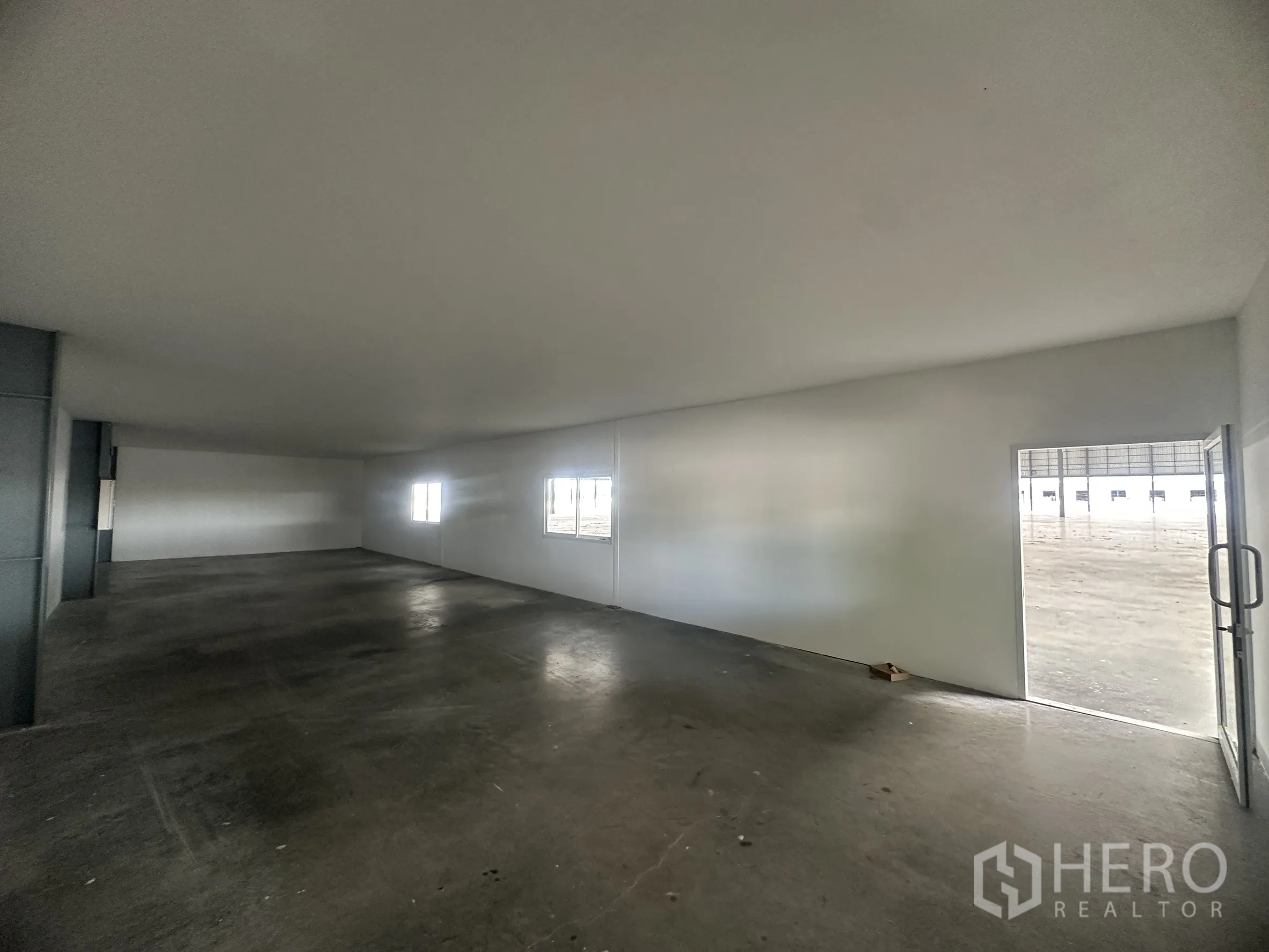 โกดัง for rent in Wang Noi, Phra Nakhon Si Ayutthaya - พื้นที่ออฟฟิศภายในแบบเรียบง่าย พื้นคอนกรีตและหน้าต่างรับแสง