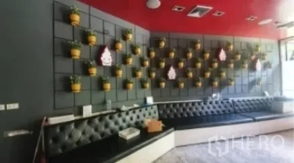 พื้นที่ขายปลีก ให้เช่าในKhlong Toei, Bangkok - ผนังตกแต่งแขวนกระถางต้นไม้บนแผงกริด เหนือเบาะม้านั่งหนังสีดำ