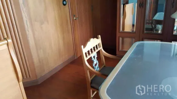 ทาวน์เฮาส์ ให้เช่าในKhlong Toei, Bangkok - โต๊ะทำงานกับเก้าอี้ไม้แกะสลัก ตู้บิวท์อินและโต๊ะกระจก