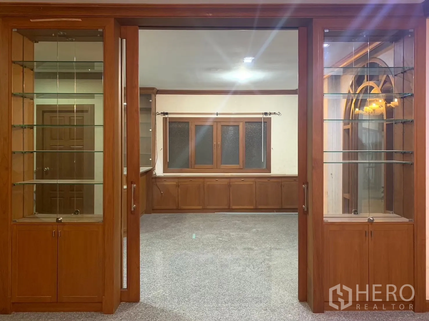 บ้าน ให้เช่าในWatthana, Bangkok - ตู้โชว์บานเลื่อนกระจกกั้นพื้นที่ห้อง