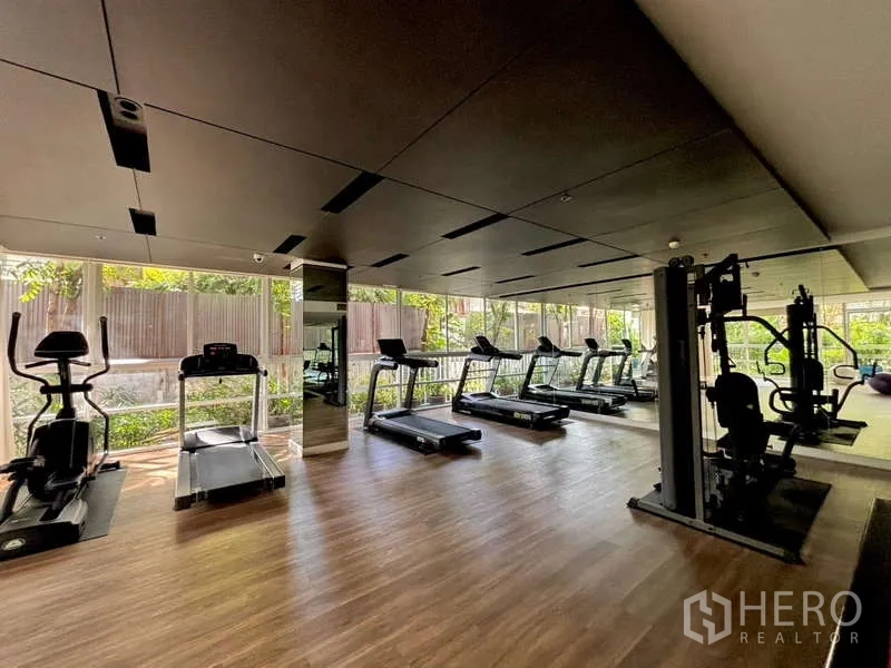 อพาร์ทเมนท์ ให้เช่าในWatthana, Bangkok - ฟิตเนสของอาคาร มีลู่วิ่งและเครื่องเวท มองเห็นสวน