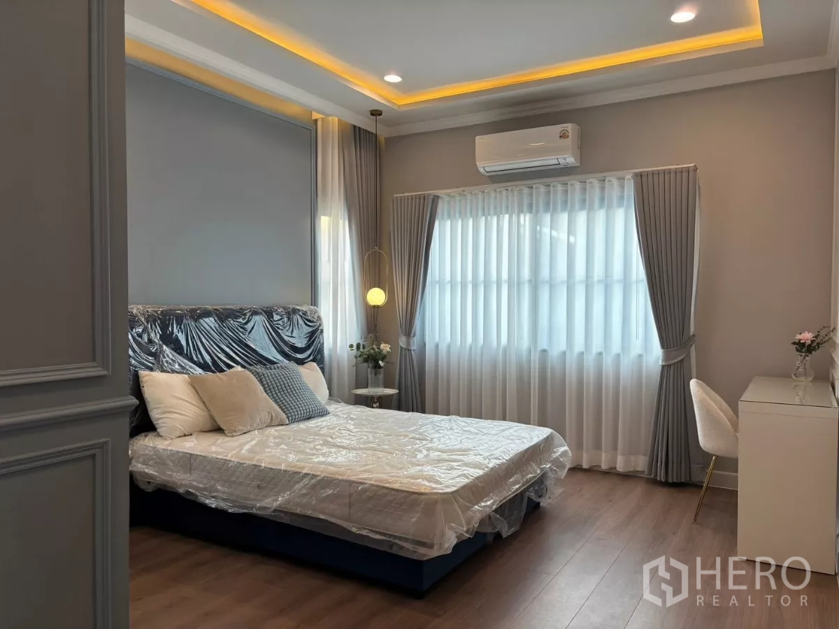 独立式住宅 出租在Bang Phli, Samut Prakan - 采光充足的卧室，环绕窗帘与学习角。