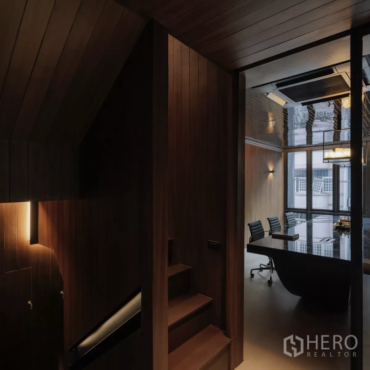 办公空间 出租在Bang Rak, Bangkok - 楼梯平台旁的董事会议室，玻璃隔断与滚轮椅