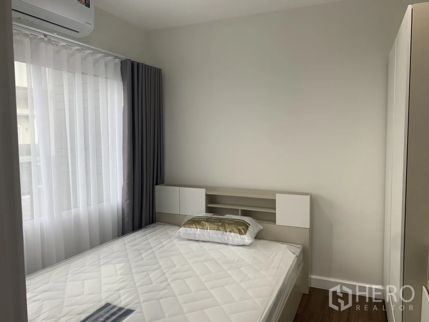 联排别墅 for rent in Bang Kapi, Bangkok - 卧室另一角度，带收纳頭板与窗帘窗户。