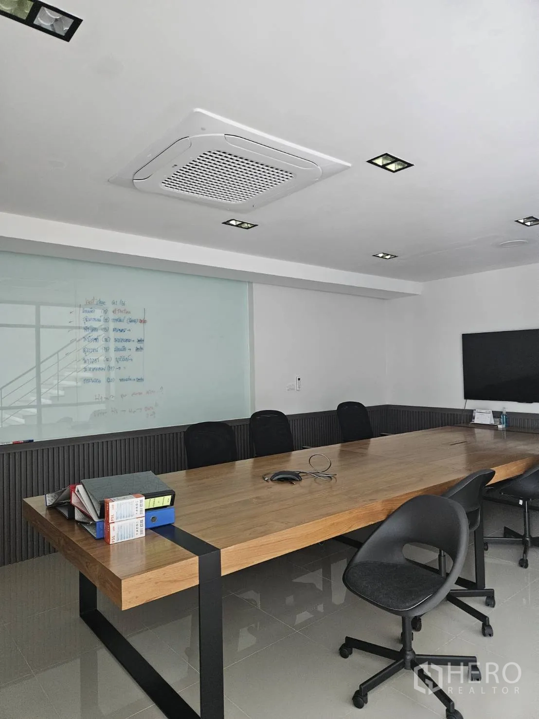 家庭办公室 for rent in Bang Khen, Bangkok - 会议室近景，天花卡式空调、玻璃白板与办公椅一并可见。