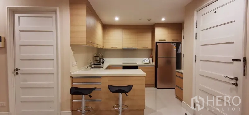 คอนโด ให้เช่าหรือขายในKhlong Toei, Bangkok - ครัวยุคใหม่ตู้บิวท์อิน เคาน์เตอร์หิน และสตูลบาร์