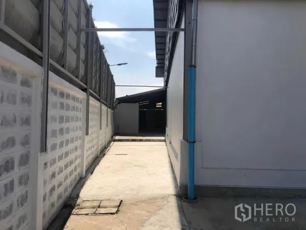คลังสินค้า ให้เช่าในPrawet, Bangkok - ทางเดินคอนกรีตข้างอาคารโกดัง กำแพงรอบโครงการและท่อระบายน้ำสีฟ้า