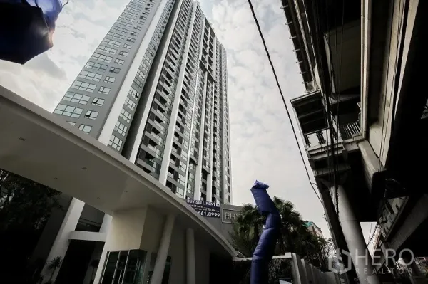 คอนโด ให้เช่าหรือขายในKhlong Toei, Bangkok - อาคารคอนโดมิเนียมไฮไรส์ติดแนวรถไฟฟ้า BTS ในเขตคลองเตย