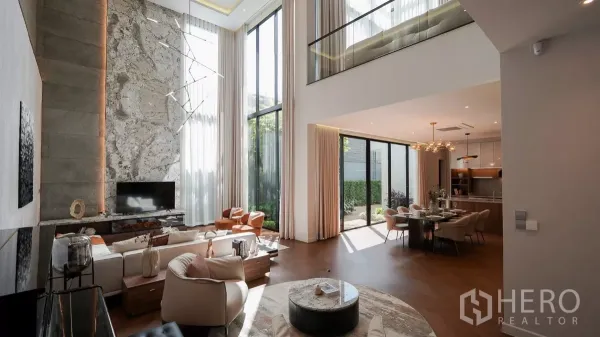 独立式住宅 出租或出售在Bang Kapi, Bangkok - 客餐厅一体，落地窗连接私家庭院。