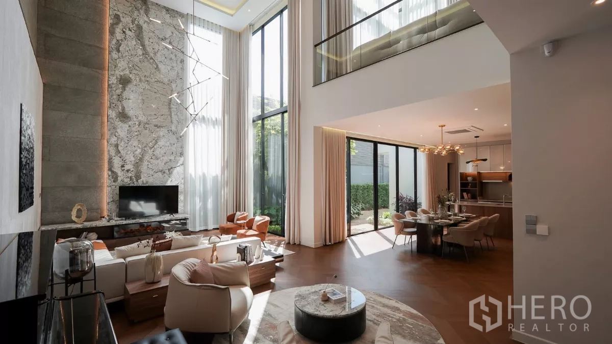 独立式住宅 出租或出售在Bang Kapi, Bangkok - 客餐厅一体，落地窗连接私家庭院。