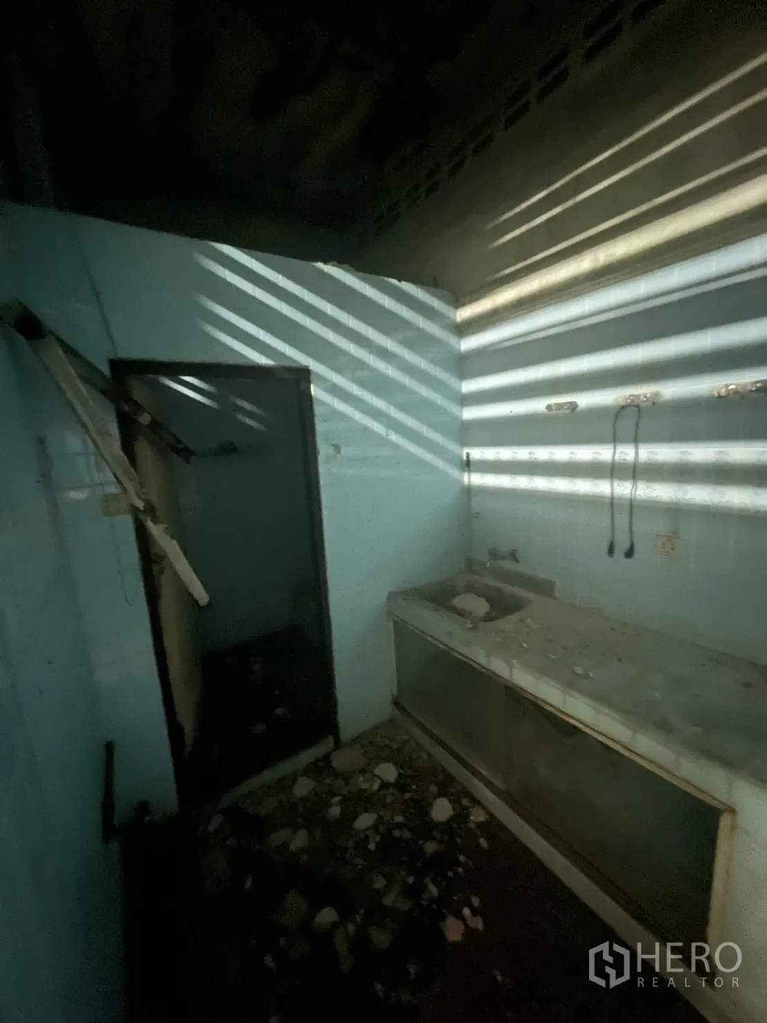 อาคารพาณิชย์ ให้เช่าในKhlong Toei, Bangkok - อีกมุมของห้องบริการปูกระเบื้อง พร้อมซิงก์ก่อและประตู