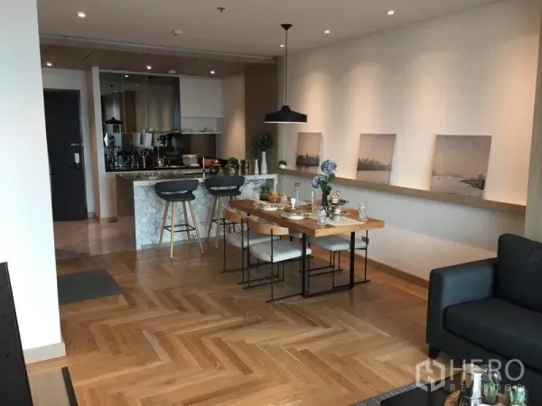 คอนโด ขายในWatthana, Bangkok - ครัวและพื้นที่รับประทานอาหารโปร่งโล่ง พื้นไม้ลายก้างปลา พร้อมเคาน์เตอร์บาร์และไฟตกแต่ง