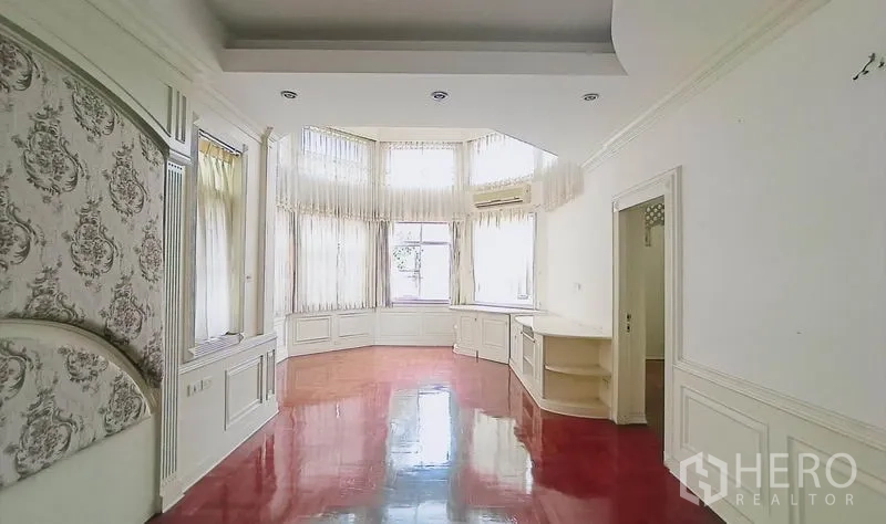 独立式住宅 出售在Bang Kapi, Bangkok - 主卧带凸窗区，墙面装饰与光亮木地板。