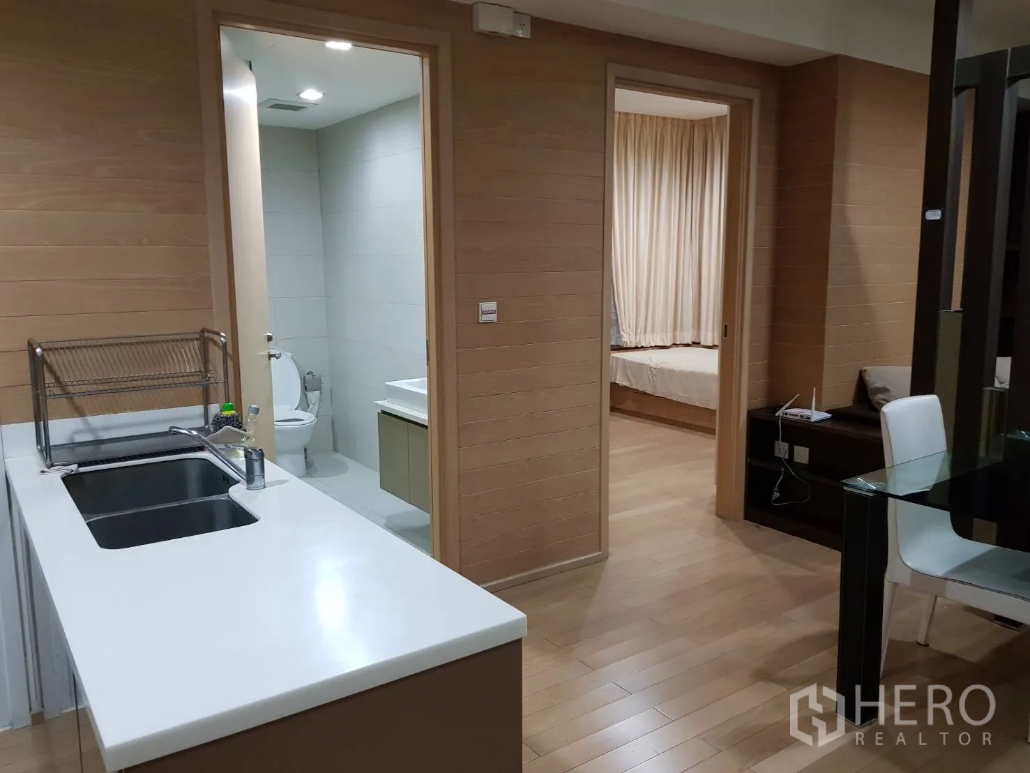 คอนโด ให้เช่าในKhlong Toei, Bangkok - ครัวเคาน์เตอร์สีขาวพร้อมอ่างล้างจาน เชื่อมต่อโถงทางเดินและห้องนอน