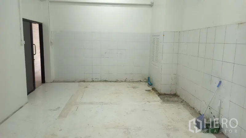 พื้นที่ขายปลีก ให้เช่าในBang Rak, Bangkok - ห้องหลังร้านปูกระเบื้อง เหมาะสำหรับเก็บของหรือเตรียมงาน พร้อมประตูเลื่อน.