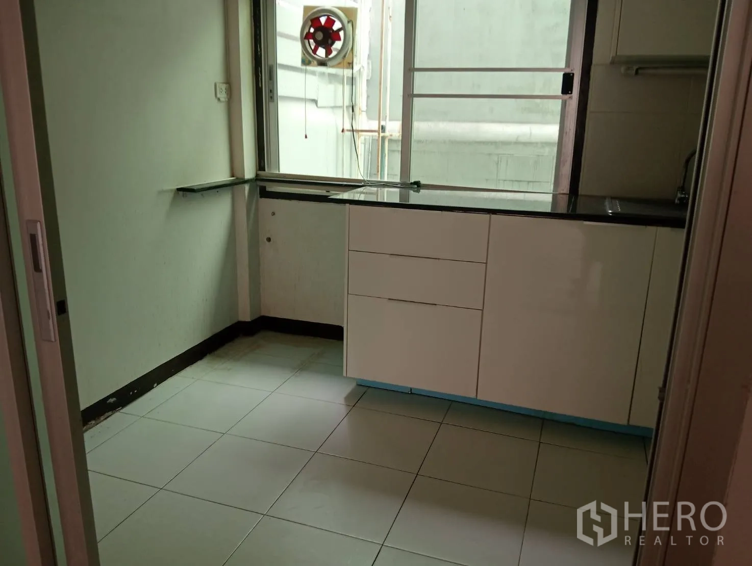 สำนักงานที่บ้าน ให้เช่าในKhlong Toei, Bangkok - ครัวบิลท์อิน เคาน์เตอร์ท็อปสีดำ ตู้สีขาว พร้อมพัดลมดูดอากาศ