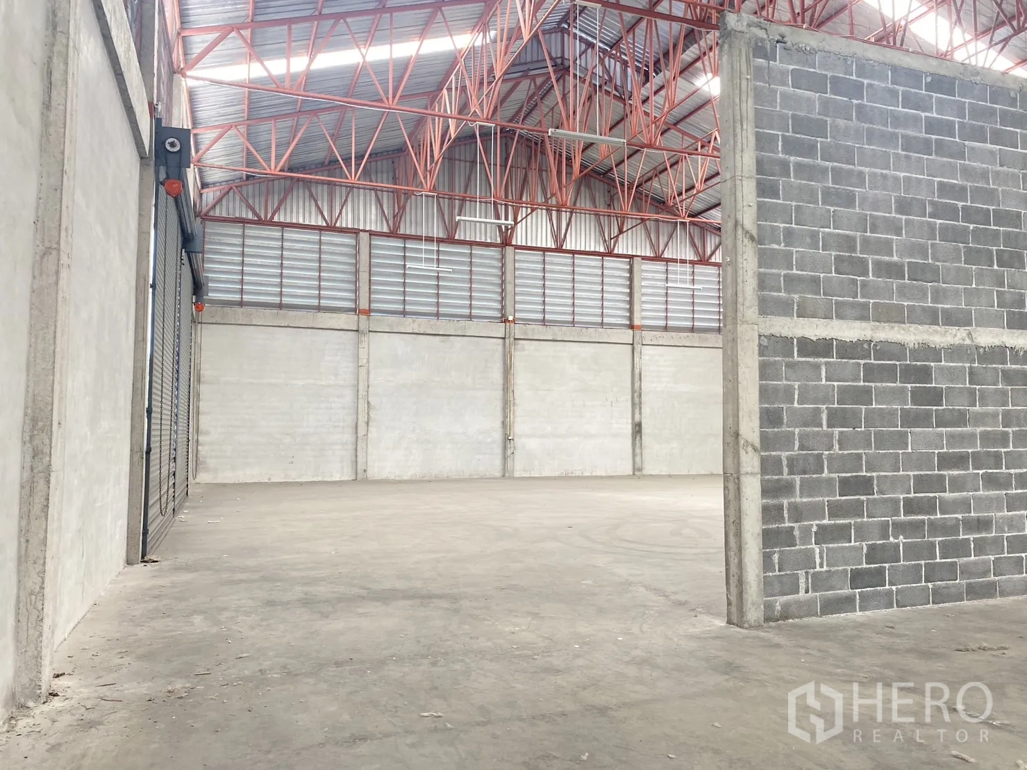 货栈 出租在Khlong Sam Wa, Bangkok - 靠近卷闸门的宽阔区域，砌块隔墙与充裕的车辆回转空间。