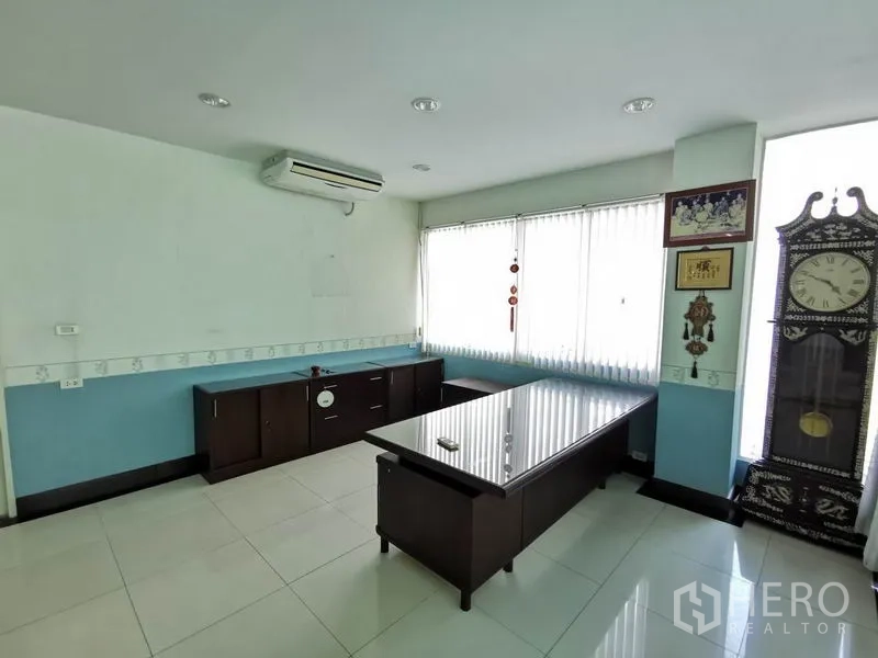 สำนักงาน ให้เช่าในKhlong San, Bangkok - ห้องผู้บริหารมุมอาคาร โต๊ะทำงานใหญ่ ตู้เตี้ย และนาฬิกาตั้งพื้น