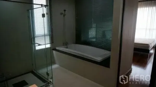 คอนโด ให้เช่าหรือขายในPathum Wan, Bangkok - ห้องน้ำในตัวพร้อมอ่างอาบน้ำข้างตู้ Shower กระจก มองเห็นพื้นที่ห้องนอน