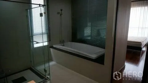 คอนโด ให้เช่าหรือขายในPathum Wan, Bangkok - ห้องน้ำในตัวพร้อมอ่างอาบน้ำข้างตู้ Shower กระจก มองเห็นพื้นที่ห้องนอน