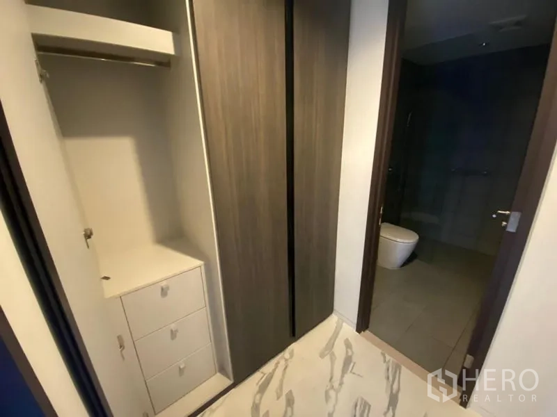 สำนักงาน ให้เช่าในPhaya Thai, Bangkok - ตู้เสื้อผ้าพร้อมลิ้นชักและราวแขวน อยู่ติดประตูทางเข้าห้องน้ำ