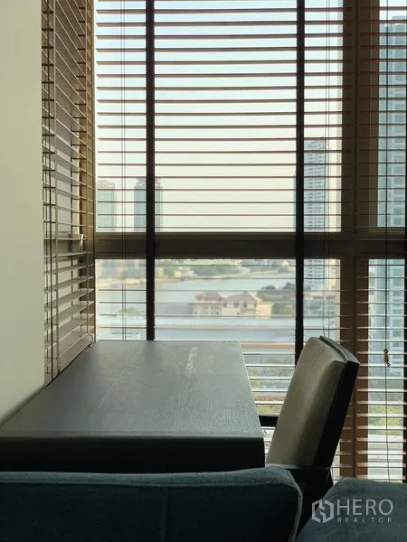 คอนโด ให้เช่าในKhlong San, Bangkok - มุมทำงานติดหน้าต่างพร้อมวิวแม่น้ำเงียบสงบ